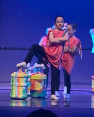 Diana Bolocco Instagram - Mi niña bailarina tuvo su presentación!!! Se esforzó tanto y quedó tan feliz con el resultado! Y nosotros…. Ultra orgullosos!!! Después de la segunda foto vienen algunos de sus momentos en el escenario 🩰 🩰🩰🩰🩰 @crissancheztv