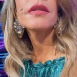 Diana Bolocco Instagram - Música romántica para estos últimos capítulos. Ya no queda nada!!! Hoy, una noticia para comenzar el capítulo. Además Jorge nos visita en el estudio. No se lo pueden perder!!! Los espero!!! @granhermanocl #granhermanochv Aros @lenna_cl Styling @xsecall2 Vestuario @marinaramg Maquillaje @paularoldan_makeup Pelo @danifeerstyle