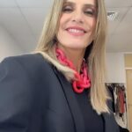 Diana Bolocco Instagram - Ya estamos al aire! Hoy! Noche de Nominación! Una placa crucial la de esta semana. @granhermanocl #granhermanochv Collar @virginiademariaoficial Glam: @paularoldan_makeup @danifeerstyle @xsecall2 @marinaramg
