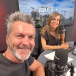 Diana Bolocco Instagram - Lo hemos pasado bien en la radio este año!!!! Si o no @crissancheztv? Lo mejor es que hacemos el programa desde nuestra propia casa! De 17:00 a 18:00 en @pauta.cl 🖤🖤🖤🖤