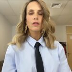 Diana Bolocco Instagram - Amo los looks “masculinos”. La ropa no tiene género. #LaRopaEsRopa Nos vemos muy luego en un nuevo capítulo de @granhermano #granhermanochv Aros @lenna.cl Glam: @xsecall2 @paularoldan_makeup @danifeerstyle @marinaramg
