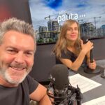 Diana Bolocco Instagram - Lo hemos pasado bien en la radio este año!!!! Si o no @crissancheztv? Lo mejor es que hacemos el programa desde nuestra propia casa! De 17:00 a 18:00 en @pauta.cl 🖤🖤🖤🖤