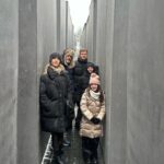 Diana Bolocco Instagram - Berlín. 🇩🇪 Que ciudad más alucinante. Increíble pensar que estuvo dividida por casi tres décadas!! Quedan muchas muestras de los bombardeos de la segunda guerra y del muro además de un montón de memoriales y museos para que no nos olvidemos nunca de las atrocidades que se cometieron. 🙏🏻🙏🏻🙌🏻🙌🏻❤️❤️ Foto 1- Restos del muro de Berlín:🥲. Célebre beso de Brezhnev (ex líder soviético) y Honecker (ex primer ministro Alemán). 2- Otra parte del muro 3- Puente de Oberbaum 4- Catedral Luterana 5- Mi familia y la Catedral 😜 6- Mercadito navideño y Palacio Real 7- Memorial a los judíos de Europa asesinados durante la segunda guerra 8- Memorial 9- Otro trozo del muro 10- Nieve en Berlín 🥶❄️ #shotoniphone