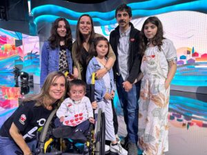 Diana Bolocco Instagram - Fue maravilloso conocer a Miguel, el niño más feliz y adorable del mundo, y a su preciosa familia. Gracias a los aportes de todos ustedes miles de niños como Miguel se podrán seguir rehabilitando. Gracias totales!!!!!!!!! Infinitas gracias!!!!! @teleton_chile #teletónchile2018