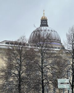 Diana Bolocco Instagram - Berlín. 🇩🇪 Que ciudad más alucinante. Increíble pensar que estuvo dividida por casi tres décadas!! Quedan muchas muestras de los bombardeos de la segunda guerra y del muro además de un montón de memoriales y museos para que no nos olvidemos nunca de las atrocidades que se cometieron. 🙏🏻🙏🏻🙌🏻🙌🏻❤️❤️ Foto 1- Restos del muro de Berlín:🥲. Célebre beso de Brezhnev (ex líder soviético) y Honecker (ex primer ministro Alemán). 2- Otra parte del muro 3- Puente de Oberbaum 4- Catedral Luterana 5- Mi familia y la Catedral 😜 6- Mercadito navideño y Palacio Real 7- Memorial a los judíos de Europa asesinados durante la segunda guerra 8- Memorial 9- Otro trozo del muro 10- Nieve en Berlín 🥶❄️ #shotoniphone