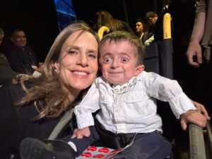 Diana Bolocco Instagram - Fue maravilloso conocer a Miguel, el niño más feliz y adorable del mundo, y a su preciosa familia. Gracias a los aportes de todos ustedes miles de niños como Miguel se podrán seguir rehabilitando. Gracias totales!!!!!!!!! Infinitas gracias!!!!! @teleton_chile #teletónchile2018