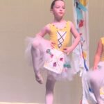 Diana Bolocco Instagram - Mi niña bailarina tuvo su presentación!!! Se esforzó tanto y quedó tan feliz con el resultado! Y nosotros…. Ultra orgullosos!!! Después de la segunda foto vienen algunos de sus momentos en el escenario 🩰 🩰🩰🩰🩰 @crissancheztv
