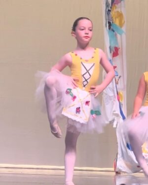 Diana Bolocco Instagram - Mi niña bailarina tuvo su presentación!!! Se esforzó tanto y quedó tan feliz con el resultado! Y nosotros…. Ultra orgullosos!!! Después de la segunda foto vienen algunos de sus momentos en el escenario 🩰 🩰🩰🩰🩰 @crissancheztv