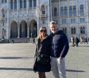 Diana Bolocco Instagram - El reencuentro. Parte 1: Budapest. 🖤🖤🖤🖤

#shotoniphone