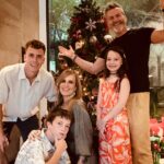 Diana Bolocco Instagram - Muy feliz navidad para toda esta maravillosa comunidad virtual! Que tengan una preciosa noche buena junto a sus familias. Los queremos mucho!!! 🎄❤️🎄❤️ #shotoniphone