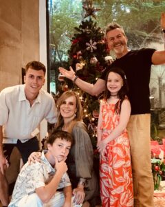 Diana Bolocco Instagram - Muy feliz navidad para toda esta maravillosa comunidad virtual! Que tengan una preciosa noche buena junto a sus familias. Los queremos mucho!!! 🎄❤️🎄❤️ #shotoniphone