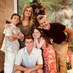 Diana Bolocco Instagram - Muy feliz navidad para toda esta maravillosa comunidad virtual! Que tengan una preciosa noche buena junto a sus familias. Los queremos mucho!!! 🎄❤️🎄❤️ #shotoniphone