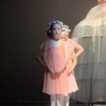 Diana Bolocco Instagram - Mi niña bailarina tuvo su presentación!!! Se esforzó tanto y quedó tan feliz con el resultado! Y nosotros…. Ultra orgullosos!!! Después de la segunda foto vienen algunos de sus momentos en el escenario 🩰 🩰🩰🩰🩰 @crissancheztv