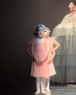 Diana Bolocco Instagram - Mi niña bailarina tuvo su presentación!!! Se esforzó tanto y quedó tan feliz con el resultado! Y nosotros…. Ultra orgullosos!!! Después de la segunda foto vienen algunos de sus momentos en el escenario 🩰 🩰🩰🩰🩰 @crissancheztv