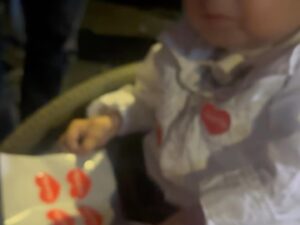 Diana Bolocco Instagram - Fue maravilloso conocer a Miguel, el niño más feliz y adorable del mundo, y a su preciosa familia. Gracias a los aportes de todos ustedes miles de niños como Miguel se podrán seguir rehabilitando. Gracias totales!!!!!!!!! Infinitas gracias!!!!! @teleton_chile #teletónchile2018