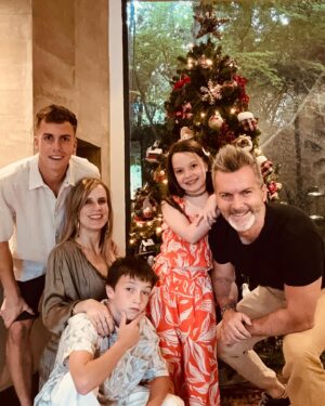 Diana Bolocco Instagram - Muy feliz navidad para toda esta maravillosa comunidad virtual! Que tengan una preciosa noche buena junto a sus familias. Los queremos mucho!!! 🎄❤️🎄❤️

#shotoniphone