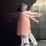 Diana Bolocco Instagram - Mi niña bailarina tuvo su presentación!!! Se esforzó tanto y quedó tan feliz con el resultado! Y nosotros…. Ultra orgullosos!!! Después de la segunda foto vienen algunos de sus momentos en el escenario 🩰 🩰🩰🩰🩰 @crissancheztv