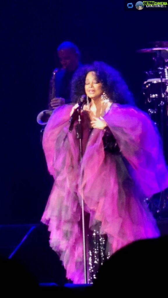 Diana Ross Instagram - We had a blast at the @hrhcsacramento last night, didn’t we? I loved how everyone lit up the room with their phones! It makes me happy because then I can see all of your faces. Thank you so much for a fabulous time! I will always cherish our time together. #DianaRoss #TheMusicLegacyTour #DianaRossThankYou