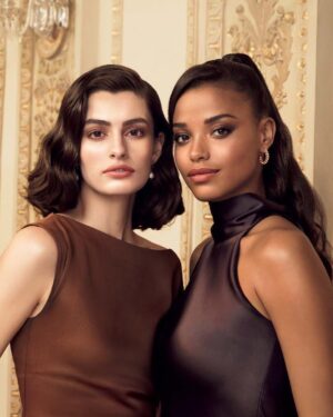 Diana Silvers Instagram - Tis the … season hear me out.. @cledepeaubeaute’s long lasting The Foundation for any and all festivities this holiday season 
 ♥️🎄🎁🕎 @ellabalinska