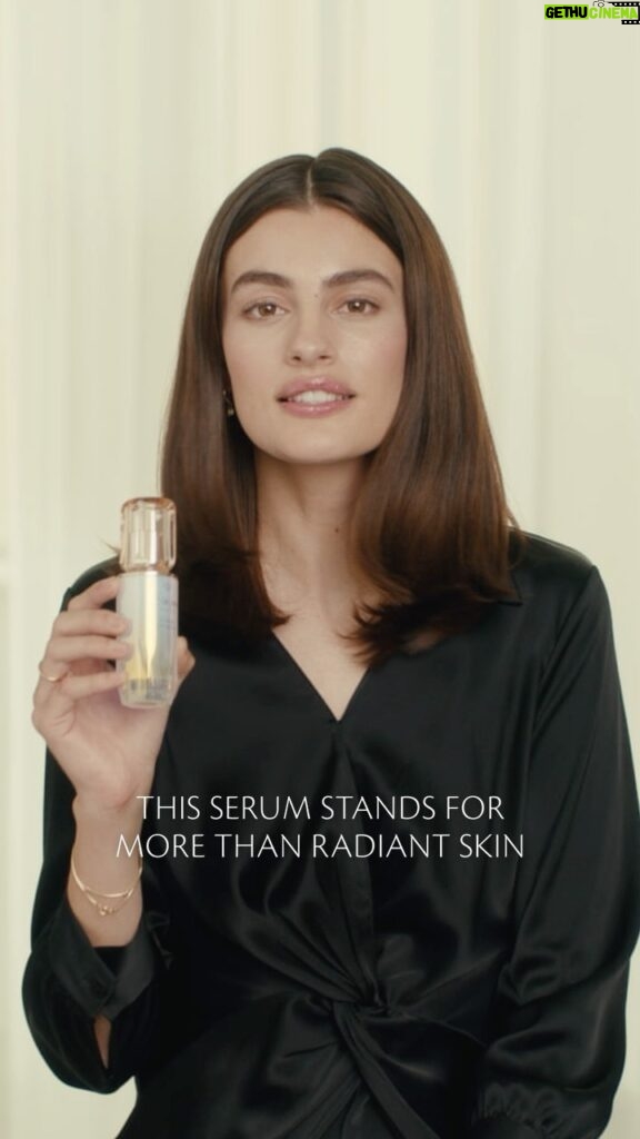 Diana Silvers Instagram - Relay radiance with @cledepeaubeaute ✨ Clé de Peau Beauté partners up with @unicef to educate and empower young women and girls through STEM education. So very proud to be a part of this family. 🤍🧪💋🔬 #RelayRadiance @ellabalinska @dakotafanning