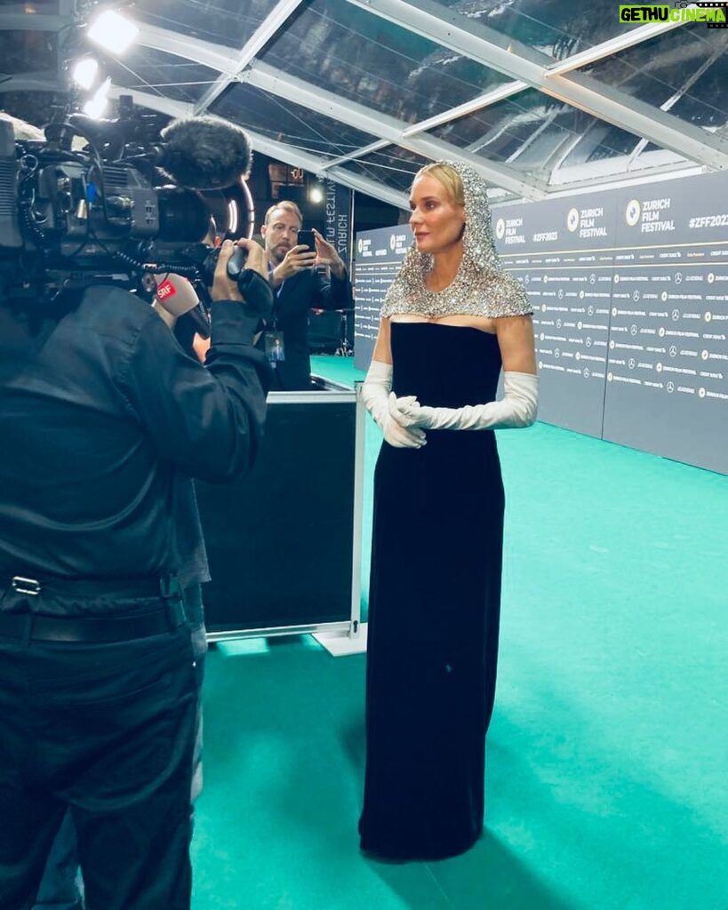 Diane Kruger Instagram - Un grand merci au @zurichfilmfestival pour ce grand honneur et une inoubliable soirée ❤️ Merci à @stephanerolland_paris pour me laisser porter la robe de mes rêves ❤️🙏 merci à @jonathan_huguet et @perrinerougemonthair ❤️❤️❤️❤️