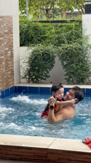 Diane Medina Instagram - Nung wala nang araw at hindi na masyado mainit. Nag swimming na si Joaquin with Daddy outside! Im so grateful napakabait at sweet ng anak ko! Mommy loves you so much! As for the carpet, relax! Hahah Due na rin yan for cleaning so its okay. Hindi masamang pagbigyan ng isang beses ang mga anak natin basta we know our limits and boundaries! Marami kasi dyan they judge basing on one posted video! 🥲