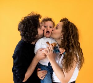 Didem Balçın Instagram - Hayatımın en güzel duygusunu bana yaşatan 2 adam, beni göklere çıkaran 2 büyük aşk… şükretmek için en büyük 2 sebep…  iyi ki doğdun canım oğlum ve iyi ki canım kocam❤️ Alican 2 yaşında 🧿