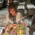 Didem Balçın Instagram - Püffff.. Diledim gitti❤️ Söyleyecek çok söz yok.. Her doğum günümde ben bu kadar sevilecek ne yaptım diye sorardım kendime.. Bu kez “iyi ki bu kadar çok sevmişim hayatımda ki değerlilerimi” dedim. Bu fotoğraflar sadece bir araya gelebildiklerim. Bir de arayan, mesaj atan, fotoğraf koyan,bir şekilde bu günümde yanımda olan tüm dostlarıma , aileme, sevdiklerime , sevenlerime , canım oğlum Alican ve canım eşime binlerce teşekkür… Hayat bu kadar basit işte… Bol sağlık, bol huzur,bol dost… Bir de İnstagram izin verse bol etiket bol post🤣