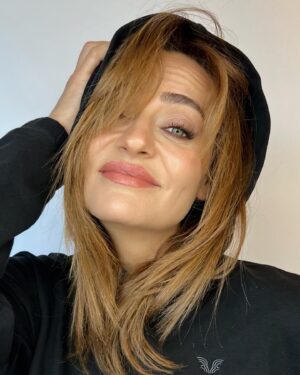 Didem Balçın Instagram - Yeni ay, lodos ve @hanifeozsy 😂❤️
Güneş koruyucuların bazıları gerçekten efsane 😎