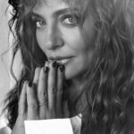 Didem Balçın Instagram - Yeni bir yıla girdiğini hissedemeyenler? Umutlarımıza bu yeni yılda sağlık ,huzur ve mutlulukla kavuşalım. Sevdiklerimiz yanımızda ,iyi niyetimiz ruhumuzda olsun. 🧿 @icontalentofficial STYLING: Irmak Özdebir ❤️ MAKE UP : Erkan Uluç❤️