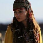 Didem Balçın Instagram - 8 sene önce kapıdan girdiğimde çok sevdiğim @metingunay’ı görmemle başladı hikayem. Genç ve çok yetenekli, çok dolu bir yapımcı olan @mehmetbozdag önce tarih bilgisiyle beni büyüledi sonra da projesi ve teklif ettiği rolle. Kötü dediğimiz hemde çok kötü dediğimiz bir karakterdi Selcan. Bu yüzden de beni heyecanlandırmıştı. Sonrasını siz daha iyi biliyorsunuz. 8 senede çok güzel dostluklar kazandım. Bir sürü yeni dostum oldu. Bir sürü yeni oyuncuyla tanışma fırsatı buldum. Onları bol bol gözlemledim. Çok fazla şey öğrendim sayelerinde. Canım @aslizeyneppekerbozdag hep yanımda destek oldu. Diyaloglarıyla , dostluğuyla.. Ekibimiz o kadar güzeldi ki.. Bu dizi aile olmam da bana Uğur getirdi. Eşim hep arkamda destekledi beni. Bir oğlum oldu . Bir sürü mucize getirdi bana yani.. Beni tanıyanlar bilir sevdiğimi de sevmediğimi de net gösteririm. O yüzden burdan tüm sevdiklerime kucak dolusu teşekkürler.. kalbimde en değerli yerde Selcan ve @bozdagfilm in bu mükemmel projesi. 20 Li yaşlardan 90 lı yaşlara uzanan bir rolü oynamak herkese nasip olmaz. Tüm kalbimle 🙏