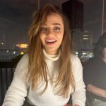 Didem Balçın Instagram - Dündü… Geceydi .. Ankara’da turnedeydik. Senenin son oyunu mükemmel geçti. Mutluyduk. Eğleniyorduk. Gülümse çekiyorum dedi. Çekti. Çektiği için değil , mutlu olduğum için gülümsedim. İyi akşamlar 😂 🎥 @selinimsi ❤️