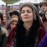 Didem Balçın Instagram - 8 sene önce kapıdan girdiğimde çok sevdiğim @metingunay’ı görmemle başladı hikayem. Genç ve çok yetenekli, çok dolu bir yapımcı olan @mehmetbozdag önce tarih bilgisiyle beni büyüledi sonra da projesi ve teklif ettiği rolle. Kötü dediğimiz hemde çok kötü dediğimiz bir karakterdi Selcan. Bu yüzden de beni heyecanlandırmıştı. Sonrasını siz daha iyi biliyorsunuz. 8 senede çok güzel dostluklar kazandım. Bir sürü yeni dostum oldu. Bir sürü yeni oyuncuyla tanışma fırsatı buldum. Onları bol bol gözlemledim. Çok fazla şey öğrendim sayelerinde. Canım @aslizeyneppekerbozdag hep yanımda destek oldu. Diyaloglarıyla , dostluğuyla.. Ekibimiz o kadar güzeldi ki.. Bu dizi aile olmam da bana Uğur getirdi. Eşim hep arkamda destekledi beni. Bir oğlum oldu . Bir sürü mucize getirdi bana yani.. Beni tanıyanlar bilir sevdiğimi de sevmediğimi de net gösteririm. O yüzden burdan tüm sevdiklerime kucak dolusu teşekkürler.. kalbimde en değerli yerde Selcan ve @bozdagfilm in bu mükemmel projesi. 20 Li yaşlardan 90 lı yaşlara uzanan bir rolü oynamak herkese nasip olmaz. Tüm kalbimle 🙏