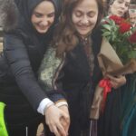 Didem Balçın Instagram - 8 sene önce kapıdan girdiğimde çok sevdiğim @metingunay’ı görmemle başladı hikayem. Genç ve çok yetenekli, çok dolu bir yapımcı olan @mehmetbozdag önce tarih bilgisiyle beni büyüledi sonra da projesi ve teklif ettiği rolle. Kötü dediğimiz hemde çok kötü dediğimiz bir karakterdi Selcan. Bu yüzden de beni heyecanlandırmıştı. Sonrasını siz daha iyi biliyorsunuz. 8 senede çok güzel dostluklar kazandım. Bir sürü yeni dostum oldu. Bir sürü yeni oyuncuyla tanışma fırsatı buldum. Onları bol bol gözlemledim. Çok fazla şey öğrendim sayelerinde. Canım @aslizeyneppekerbozdag hep yanımda destek oldu. Diyaloglarıyla , dostluğuyla.. Ekibimiz o kadar güzeldi ki.. Bu dizi aile olmam da bana Uğur getirdi. Eşim hep arkamda destekledi beni. Bir oğlum oldu . Bir sürü mucize getirdi bana yani.. Beni tanıyanlar bilir sevdiğimi de sevmediğimi de net gösteririm. O yüzden burdan tüm sevdiklerime kucak dolusu teşekkürler.. kalbimde en değerli yerde Selcan ve @bozdagfilm in bu mükemmel projesi. 20 Li yaşlardan 90 lı yaşlara uzanan bir rolü oynamak herkese nasip olmaz. Tüm kalbimle 🙏