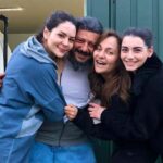 Didem Balçın Instagram - 8 sene önce kapıdan girdiğimde çok sevdiğim @metingunay’ı görmemle başladı hikayem. Genç ve çok yetenekli, çok dolu bir yapımcı olan @mehmetbozdag önce tarih bilgisiyle beni büyüledi sonra da projesi ve teklif ettiği rolle. Kötü dediğimiz hemde çok kötü dediğimiz bir karakterdi Selcan. Bu yüzden de beni heyecanlandırmıştı. Sonrasını siz daha iyi biliyorsunuz. 8 senede çok güzel dostluklar kazandım. Bir sürü yeni dostum oldu. Bir sürü yeni oyuncuyla tanışma fırsatı buldum. Onları bol bol gözlemledim. Çok fazla şey öğrendim sayelerinde. Canım @aslizeyneppekerbozdag hep yanımda destek oldu. Diyaloglarıyla , dostluğuyla.. Ekibimiz o kadar güzeldi ki.. Bu dizi aile olmam da bana Uğur getirdi. Eşim hep arkamda destekledi beni. Bir oğlum oldu . Bir sürü mucize getirdi bana yani.. Beni tanıyanlar bilir sevdiğimi de sevmediğimi de net gösteririm. O yüzden burdan tüm sevdiklerime kucak dolusu teşekkürler.. kalbimde en değerli yerde Selcan ve @bozdagfilm in bu mükemmel projesi. 20 Li yaşlardan 90 lı yaşlara uzanan bir rolü oynamak herkese nasip olmaz. Tüm kalbimle 🙏