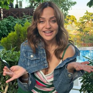 Didem Balçın Instagram - Evetttt an itibariyle yeni yaşımın ilk saatlerine girdim. Tüm yaşadıklarıma, yaşayacaklarıma bin şükürle.. Tüm sevenlerime teşekkür ediyor sevmeyenlerimin gözlerinden öpüyorum. Çünkü gözden öpmek ayrılık getirir diye biliyorum 🤔Yolunuz açık olsun😂
Ve sevilmekten daha ötesi sevildiğini hissetmek çok güzel 😍❤️ #18mayıs