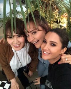 Didem Balçın Instagram - Püffff.. Diledim gitti❤️ Söyleyecek çok söz yok.. Her doğum günümde ben bu kadar sevilecek ne yaptım diye sorardım kendime.. Bu kez “iyi ki bu kadar çok sevmişim hayatımda ki değerlilerimi” dedim. Bu fotoğraflar sadece bir araya gelebildiklerim. Bir de arayan, mesaj atan, fotoğraf koyan,bir şekilde bu günümde yanımda olan tüm dostlarıma , aileme, sevdiklerime , sevenlerime , canım oğlum Alican ve canım eşime binlerce teşekkür… Hayat bu kadar basit işte… Bol sağlık, bol huzur,bol dost… Bir de İnstagram izin verse bol etiket bol post🤣