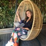 Didem Balçın Instagram - Hayaller ; güneşli güzel bir günde salıncakta poz verirsin.. Gerçekler hasta ve darmadağın olmuş halde evde bavul hazırlarsın 😂 İnstagramın ufak yalanları 😜