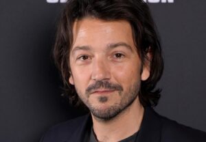 Diego Luna Instagram - Gracias #starwarscelebration2023 !!!
Thanks for all the love and support for our show!! #Andor #onewayout
