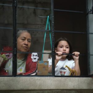 Diego Luna Instagram - Que alegría encontrarme con tantos mensajes tan chidos sobre #TodoVaAEstarBien, cada que leo un piropo para la serie pienso en los actores y las actrices que tuve la fortuna de dirigir, quiero agradecer por aquí a todo el reparto, gran experiencia trabajar con ustedes, verles construir personajes complejos y entrañables, se aseguraron de significar cada momento, de no rehuirle a las contradicciones y los contrastes de sus personajes, imperfectos siempre, interesantes. No estuvo fácil pero a ustedes parecía no importarles, una delicia ser testigo de sus procesos, su energía nos mantuvo a flote, una verdadera fortuna. No pudimos reunirnos y festejar, abrazarnos como la experiencia merece y decirnos cosas bonitas chingao, pero va por aquí todo mi cariño y reconocimiento. Gracias infinitas: @soyluciauribe, @flaviomedinal, @isavazquezoficial, @merceditas1970, @ursulapruneda, @pierrelouis88, @maurisaac, @palomawoolrich, @frutttth, @silveriopalaciosmontes, Vero Langer, Carmen Beato, @hernandelriego, Pia Laborde, @albertolomnitz, Manuel Cruz, Tere Sanchez, Antonio Zuñiga, Maruza Cinta, Monica Bejarano, Diego Jáuregui, Verónica Terán, @hectorkotsi, @sanchezparra, @alejandraleytv, Edwarda Gurrola, se que me faltan muchas personas, pero va el mensaje para todes, un placer haber colaborado con ustedes.
