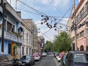Diego Luna Instagram - Las calles vacías de la CDMX, autos y zapatos que nadie usa...