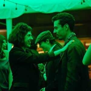 Diego Luna Instagram - Que alegría encontrarme con tantos mensajes tan chidos sobre #TodoVaAEstarBien, cada que leo un piropo para la serie pienso en los actores y las actrices que tuve la fortuna de dirigir, quiero agradecer por aquí a todo el reparto, gran experiencia trabajar con ustedes, verles construir personajes complejos y entrañables, se aseguraron de significar cada momento, de no rehuirle a las contradicciones y los contrastes de sus personajes, imperfectos siempre, interesantes. No estuvo fácil pero a ustedes parecía no importarles, una delicia ser testigo de sus procesos, su energía nos mantuvo a flote, una verdadera fortuna. No pudimos reunirnos y festejar, abrazarnos como la experiencia merece y decirnos cosas bonitas chingao, pero va por aquí todo mi cariño y reconocimiento. Gracias infinitas: @soyluciauribe, @flaviomedinal, @isavazquezoficial, @merceditas1970, @ursulapruneda, @pierrelouis88, @maurisaac, @palomawoolrich, @frutttth, @silveriopalaciosmontes, Vero Langer, Carmen Beato, @hernandelriego, Pia Laborde, @albertolomnitz, Manuel Cruz, Tere Sanchez, Antonio Zuñiga, Maruza Cinta, Monica Bejarano, Diego Jáuregui, Verónica Terán, @hectorkotsi, @sanchezparra, @alejandraleytv, Edwarda Gurrola, se que me faltan muchas personas, pero va el mensaje para todes, un placer haber colaborado con ustedes.