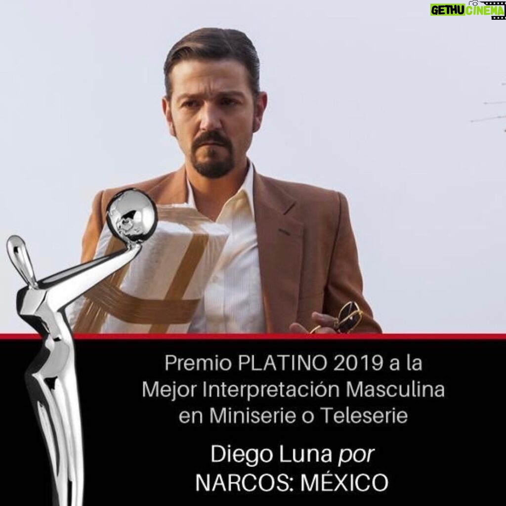 Diego Luna Instagram - ‪¡Que alegría! Les agradezco a la distancia este reconocimiento @premios_platino y lo comparto con todo el reparto y equipo de #NarcosMéxico , es una fortuna trabajar con tanta gente talentosa y ser parte de esta familia.