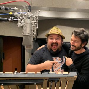 Diego Luna Instagram - Aquí con el gran @mexopolis preparando algo nuevo para que vean junto a sus chamacos y chamacas!!! Ajuuua!!!