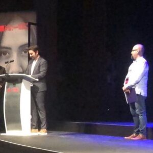 Diego Luna Instagram - Mi padre me enseñó a ver teatro, años más tarde me dejó hacerlo y siempre conté con su apoyo. Ayer fue muy conmovedor recibir un premio que #ISPA le dió a él hace 13 años. Gracias #ISPAGDL19 por hacerme parte de este encuentro sobre artes escénicas. Y gracias sobre todo por este reconocimiento. Nunca lo voy a olvidar.