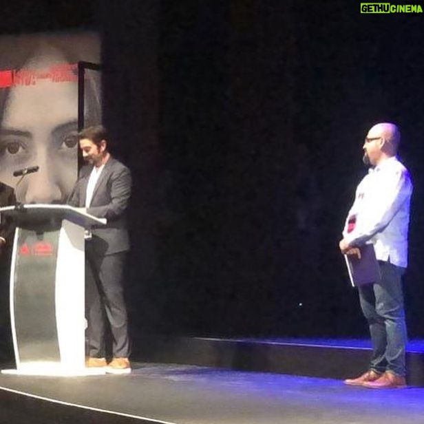 Diego Luna Instagram - Mi padre me enseñó a ver teatro, años más tarde me dejó hacerlo y siempre conté con su apoyo. Ayer fue muy conmovedor recibir un premio que #ISPA le dió a él hace 13 años. Gracias #ISPAGDL19 por hacerme parte de este encuentro sobre artes escénicas. Y gracias sobre todo por este reconocimiento. Nunca lo voy a olvidar.