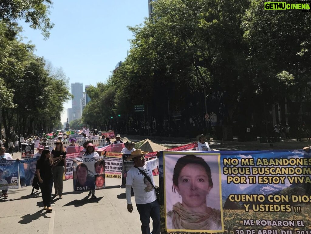 Diego Luna Instagram - ‪¿Cómo vive una madre que no sabe el paradero de su hija o hijo este día? ¿Te lo has preguntado? Escucha sus historias, te prometo que su dolor y la indignación te harán involucrarte. No esperes a que sea un familiar o un amigo tuyo. Hay más de 40mil familias en México que viven esta pesadilla. Esto debería ser un escándalo, un parteaguas en nuestra historia. Pero aquí, optamos por la indiferencia, nos creímos que andaban en malos pasos, preferimos ignorar. Esto no tiene que ver con partidos, ideología o posición política. Tiene que ver con empatía y compasión ciudadana. No dejes que estas familias se sientan solas en su reclamo por VERDAD y JUSTICIA. ‬ ‪#10DeMayo #HastaEncontrarles #IdentificaciónYa @eldiadespuesmx ‬