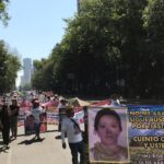 Diego Luna Instagram - ‪¿Cómo vive una madre que no sabe el paradero de su hija o hijo este día? ¿Te lo has preguntado? Escucha sus historias, te prometo que su dolor y la indignación te harán involucrarte. No esperes a que sea un familiar o un amigo tuyo. Hay más de 40mil familias en México que viven esta pesadilla. Esto debería ser un escándalo, un parteaguas en nuestra historia. Pero aquí, optamos por la indiferencia, nos creímos que andaban en malos pasos, preferimos ignorar. Esto no tiene que ver con partidos, ideología o posición política. Tiene que ver con empatía y compasión ciudadana. No dejes que estas familias se sientan solas en su reclamo por VERDAD y JUSTICIA. ‬ ‪#10DeMayo #HastaEncontrarles #IdentificaciónYa @eldiadespuesmx ‬