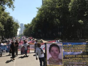 Diego Luna Instagram - ‪¿Cómo vive una madre que no sabe el paradero de su hija o hijo este día? ¿Te lo has preguntado? Escucha sus historias, te prometo que su dolor y la indignación te harán involucrarte. No esperes a que sea un familiar o un amigo tuyo. Hay más de 40mil familias en México que viven esta pesadilla. Esto debería ser un escándalo, un parteaguas en nuestra historia. Pero aquí, optamos por la indiferencia, nos creímos que andaban en malos pasos, preferimos ignorar. Esto no tiene que ver con partidos, ideología o posición política. Tiene que ver con empatía y compasión ciudadana. No dejes que estas familias se sientan solas en su reclamo por VERDAD y JUSTICIA. ‬
‪#10DeMayo #HastaEncontrarles #IdentificaciónYa @eldiadespuesmx ‬