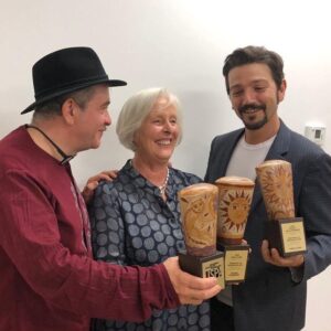 Diego Luna Instagram - Mi padre me enseñó a ver teatro, años más tarde me dejó hacerlo y siempre conté con su apoyo. Ayer fue muy conmovedor recibir un premio que #ISPA le dió a él hace 13 años. Gracias #ISPAGDL19 por hacerme parte de este encuentro sobre artes escénicas. Y gracias sobre todo por este reconocimiento. Nunca lo voy a olvidar.